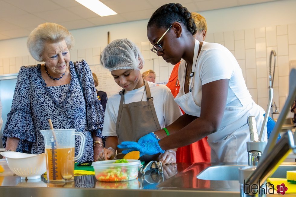 Beatriz de Holanda asiste a un curso de cocina durante su visita a las Antillas Neerlandesas