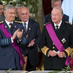 El Rey Alberto II de Bélgica junto a su hijo Felipe en la ceremonia de abdicación