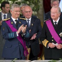 El Rey Alberto II de Bélgica junto a su hijo Felipe en la ceremonia de abdicación