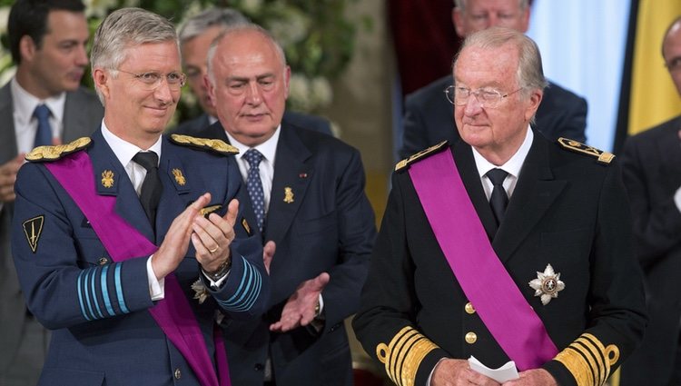 El Rey Alberto II de Bélgica junto a su hijo Felipe en la ceremonia de abdicación