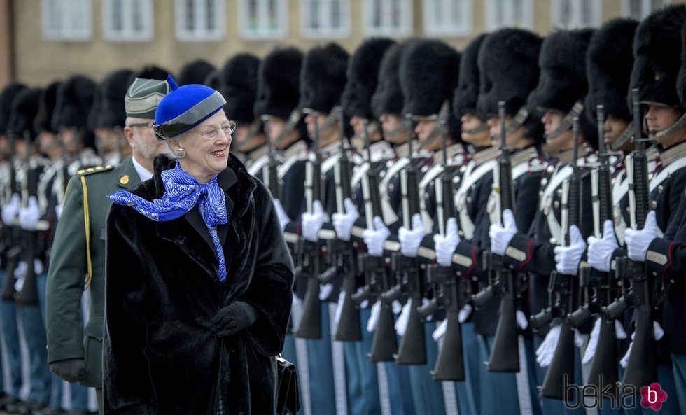 La Reina Margarita de Dinamarca pasa revista a la Guardia Real