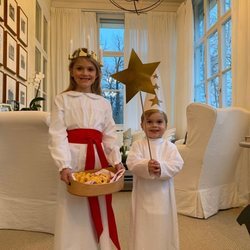 Estela y Oscar de Suecia celebrando el Día de Santa Lucía