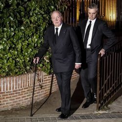 El Rey Juan Carlos saliendo del funeral de Miguel Primo de Rivera y Urquijo