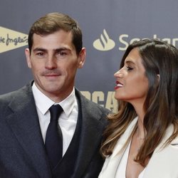 Sara Carbonero mirando con cariño a Iker Casillas en el 80 aniversario del diario Marca