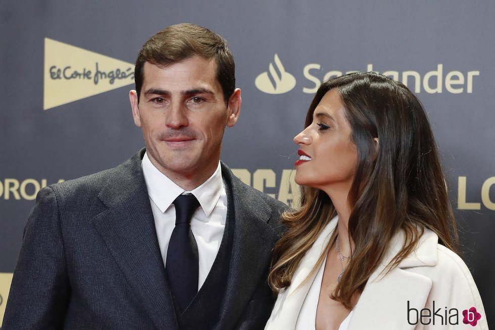 Sara Carbonero mirando con cariño a Iker Casillas en el 80 aniversario del diario Marca