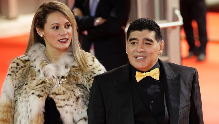 Rocío Oliva y Diego Armando Maradona en sorteo de la Copa Mundial de Fútbol 2018