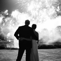 El Príncipe Harry y Meghan Markle contemplando fuegos artificiales en su boda