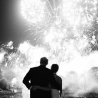 El Príncipe Harry y Meghan Markle contemplando fuegos artificiales en su boda