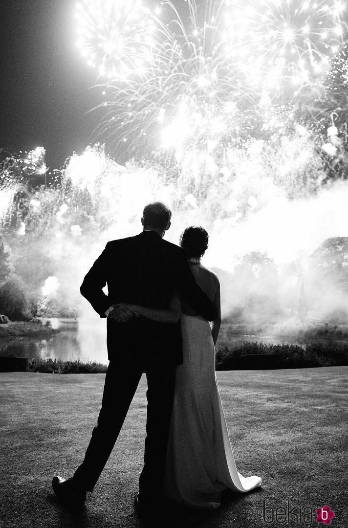 El Príncipe Harry y Meghan Markle contemplando fuegos artificiales en su boda