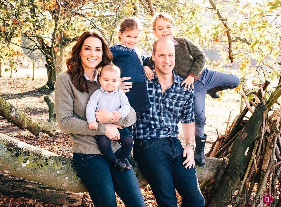 El Príncipe Guillermo y Kate Middleton con sus hijos George, Charlotte y Louis de pequeños en Anmer Hall