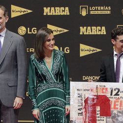 Los Reyes Felipe y Letizia con Javier Fernández en el 80 aniversario de Marca