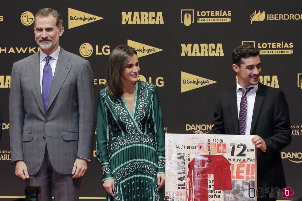 Los Reyes Felipe y Letizia con Javier Fernández en el 80 aniversario de Marca