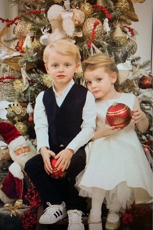 Jacques y Gabriella de Mónaco posando frente a un árbol de Navidad