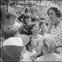 La Reina Fabiola de Bélgica rodeada de niños