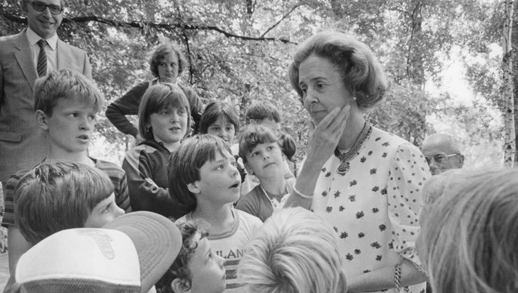 La Reina Fabiola de Bélgica rodeada de niños