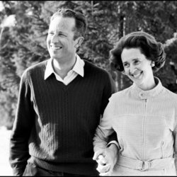 Los Reyes Balduino y Fabiola de Bélgica posando felices y sonrientes