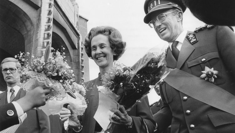 Los Reyes Balduino y Fabiola de Bélgica recibiendo el cariño de sus súbditos