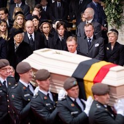 Silvia de Suecia, Harald de Noruega, Juan Carlos y Sofía de España y Enrique de Luxemburgo contemplan el féretro de la Reina Fabiola de Bélgica