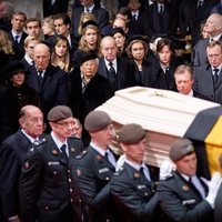 Silvia de Suecia, Harald de Noruega, Juan Carlos y Sofía de España y Enrique de Luxemburgo contemplan el féretro de la Reina Fabiola de Bélgica