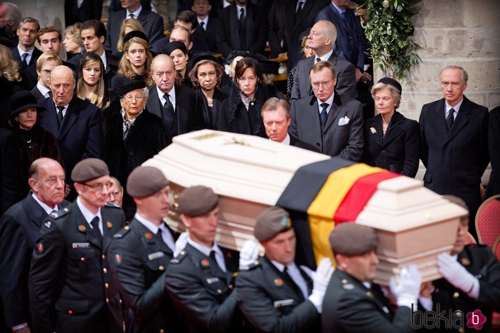 Silvia de Suecia, Harald de Noruega, Juan Carlos y Sofía de España y Enrique de Luxemburgo contemplan el féretro de la Reina Fabiola de Bélgica