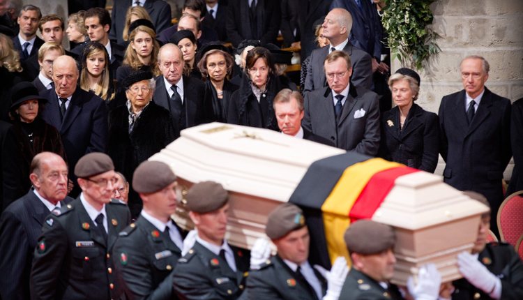 Silvia de Suecia, Harald de Noruega, Juan Carlos y Sofía de España y Enrique de Luxemburgo contemplan el féretro de la Reina Fabiola de Bélgica