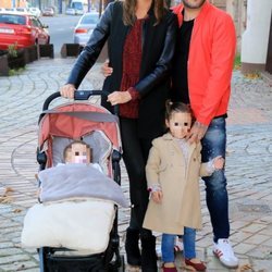 Kiko Rivera e Irene Rosales posando con sus hijas el día del tercer cumpleaños de Ana