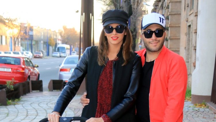 Kiko Rivera e Irene Rosales posando con sus hijas el día del tercer cumpleaños de Ana