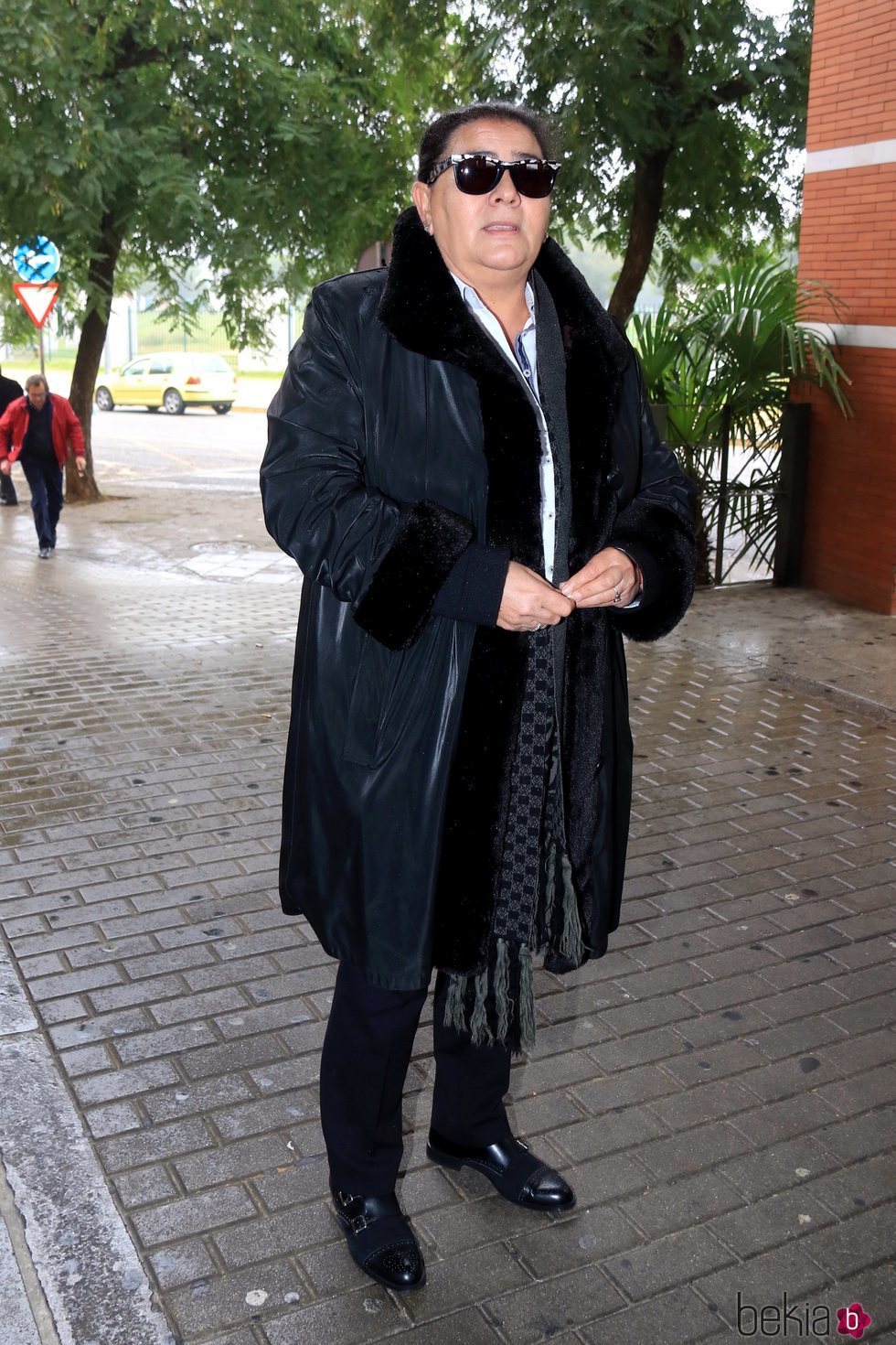 María del Monte llegando a la capilla ardiente de Chiquetete en Sevilla