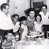 Isabel Pantoja junto a sus padres y sus hermanos en una celebración familiar