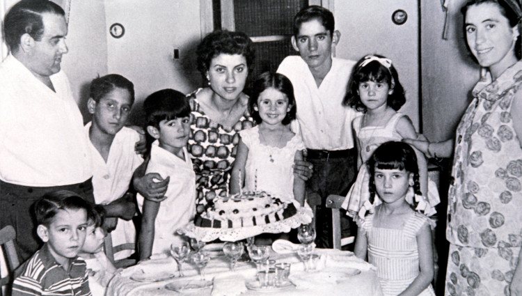 Isabel Pantoja junto a sus padres y sus hermanos en una celebración familiar