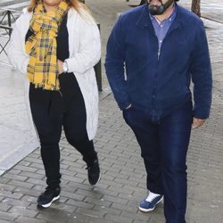 Saray Montoya y Jorge Rubio llegando a la capilla ardiente de Chiquetete en Sevilla