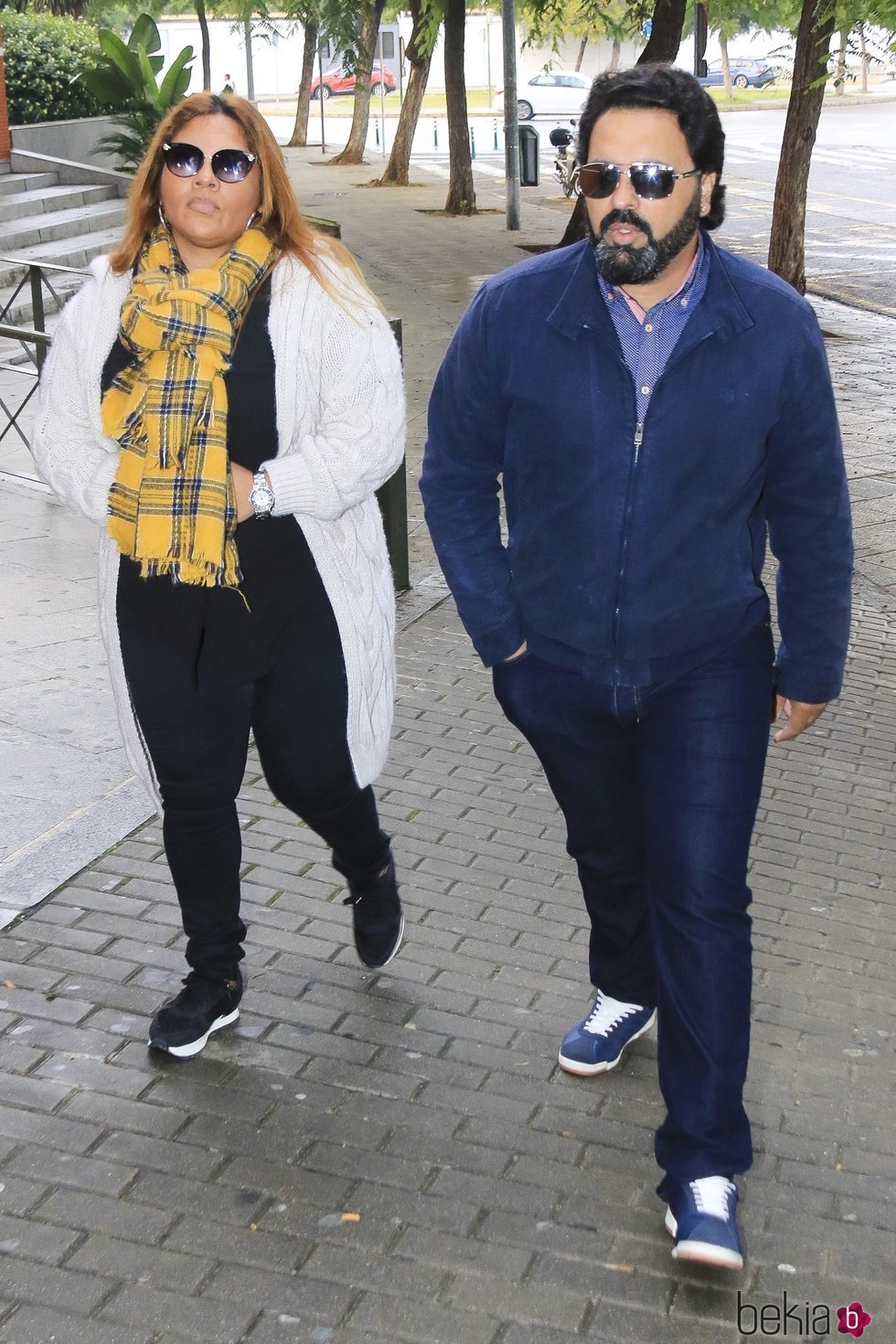 Saray Montoya y Jorge Rubio llegando a la capilla ardiente de Chiquetete en Sevilla