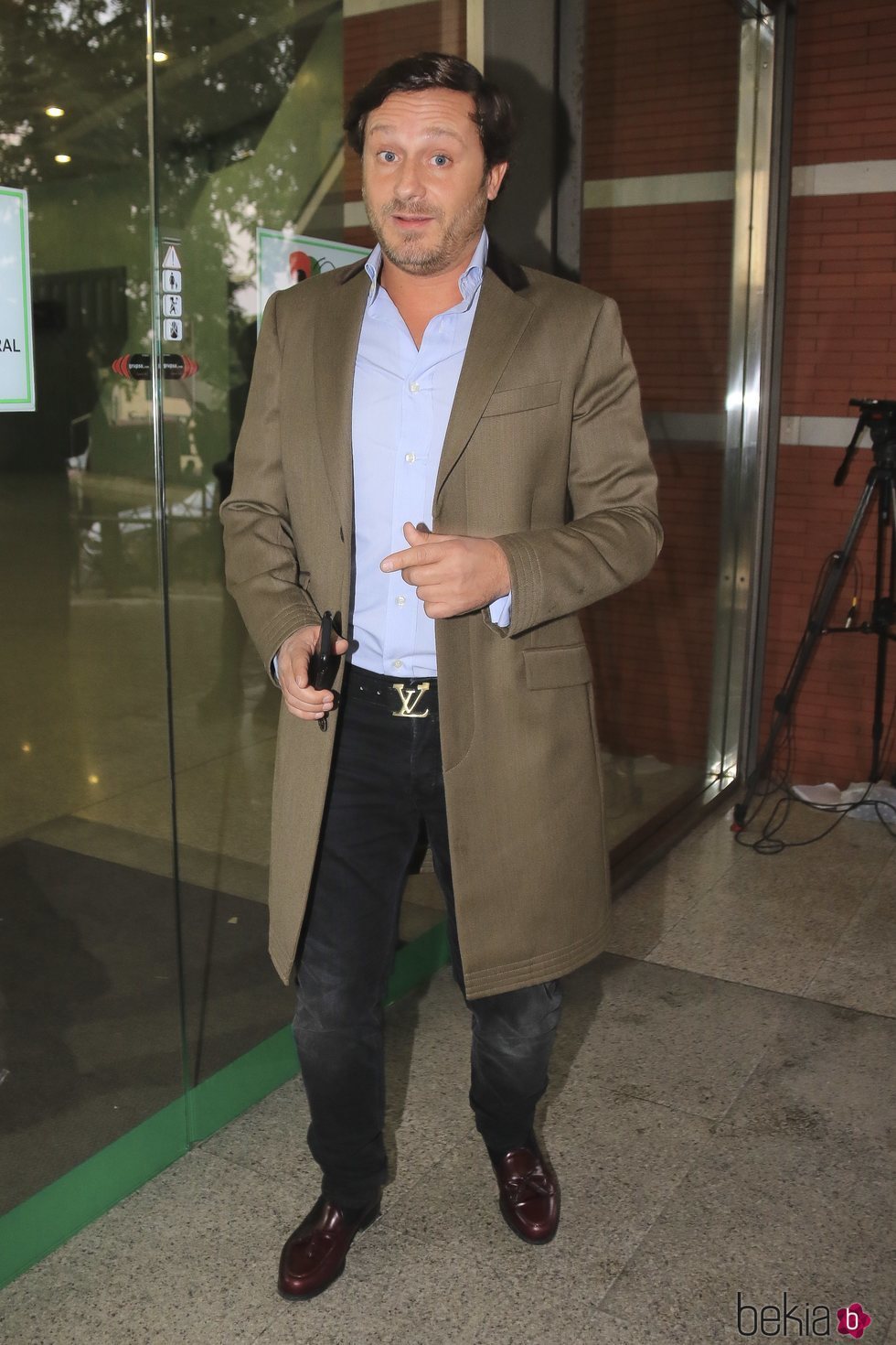 Juan Peña llegando a la capilla ardiente de Chiquetete en Sevilla