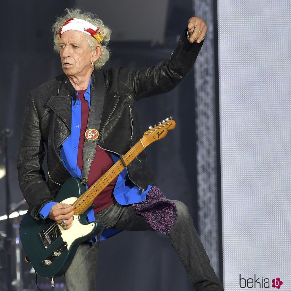 Keith Richards tocando su guitarra en un concierto