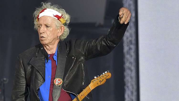 Keith Richards tocando su guitarra en un concierto