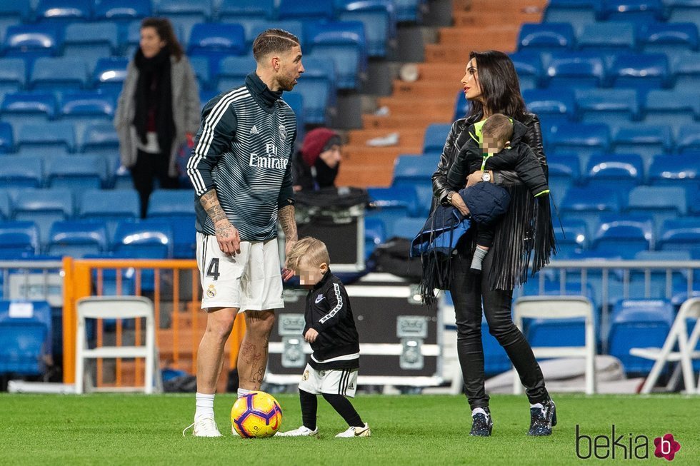 Sergio Ramos y Pilar Rubio en campo de fútbol con sus hijos Marco y Alejandro