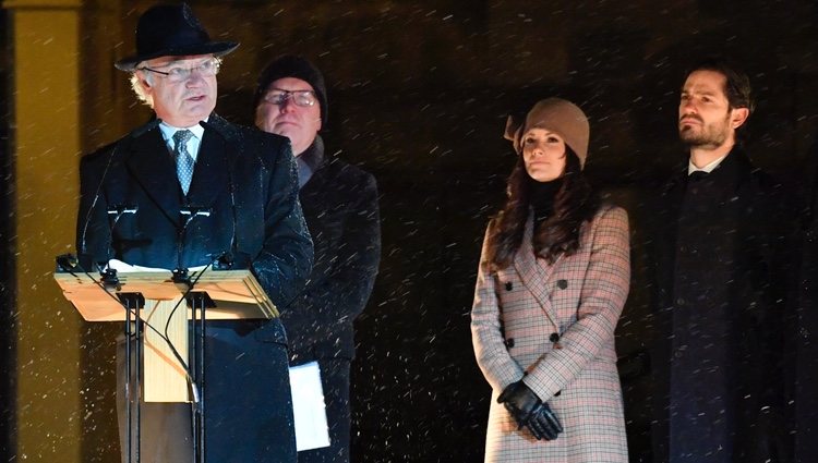 Carlos Gustavo de Suecia con Carlos Felipe de Suecia y Sofia Hellqvist en la recolocación de la estatua de Carlos XIV Juan de Suecia