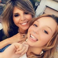 Arancha de Benito y Zayra Gutiérrez posan con filtros de piercing