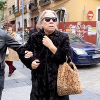 Carmen Gahona llegando al entierro de Chiquetete