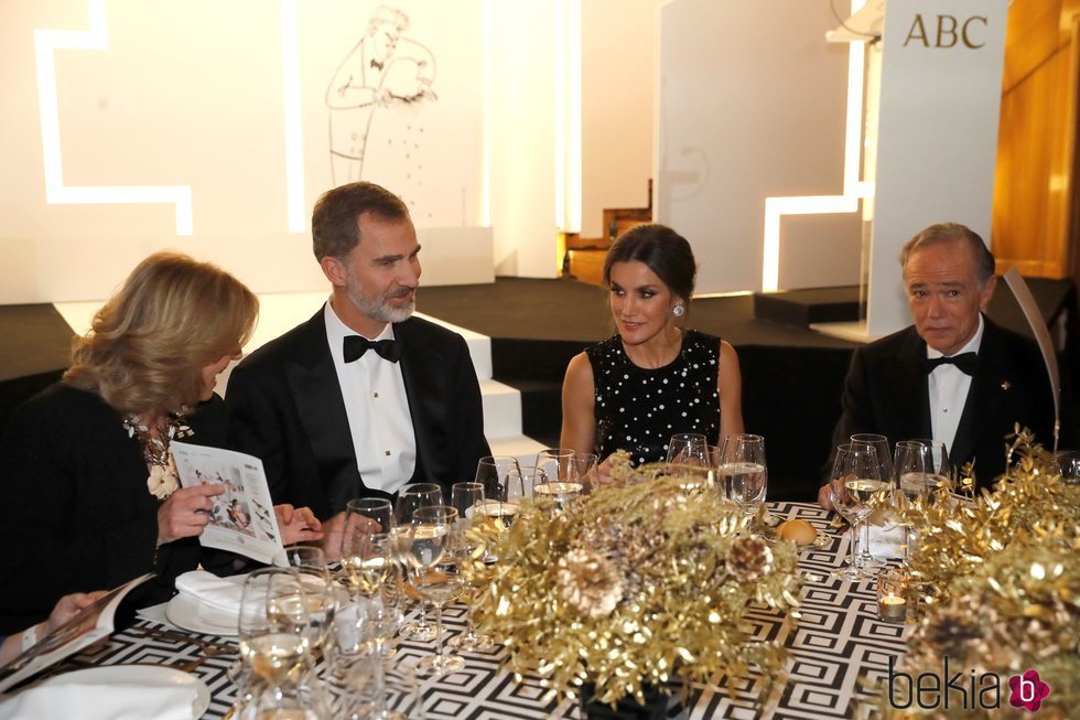 Los Reyes Felipe y Letizia en la cena de los Premios Mariano de Cavia 2018