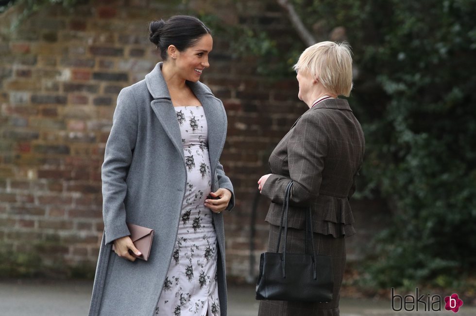 Meghan Markle durante su visita a una residencia de la Royal Variety Charity