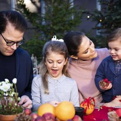 Los Príncipes Victoria y Daniel de Suecia junto a sus dos hijos haciendo adornos navideños