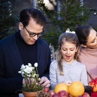 Los Príncipes Victoria y Daniel de Suecia junto a sus dos hijos haciendo adornos navideños