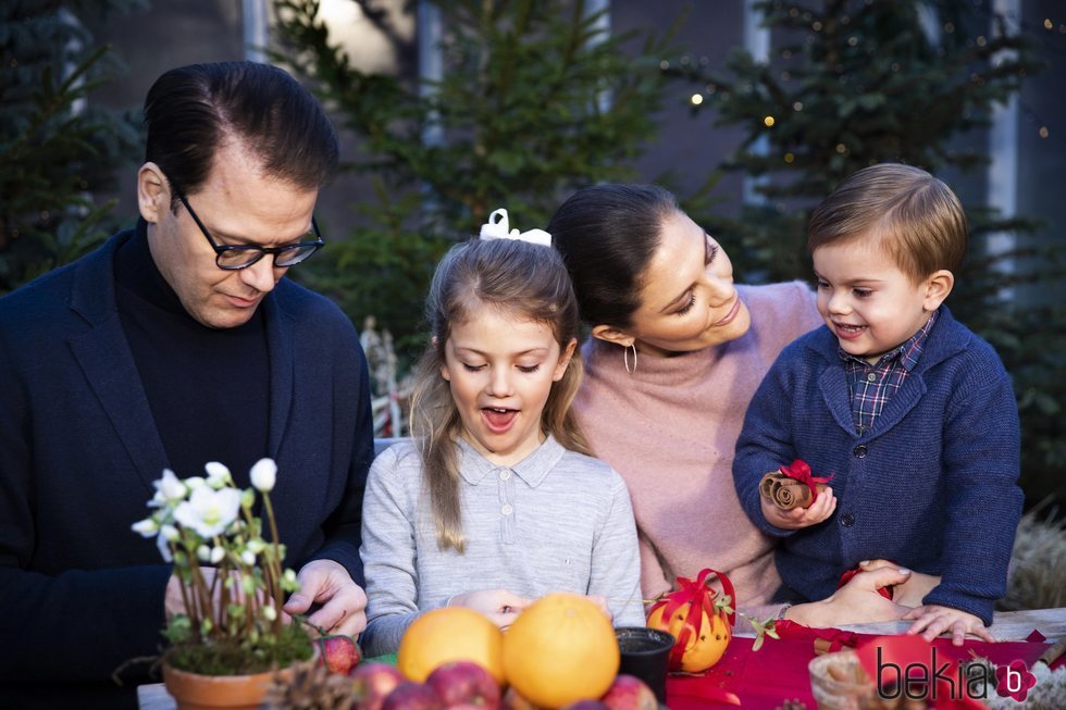 Los Príncipes Victoria y Daniel de Suecia junto a sus dos hijos haciendo adornos navideños