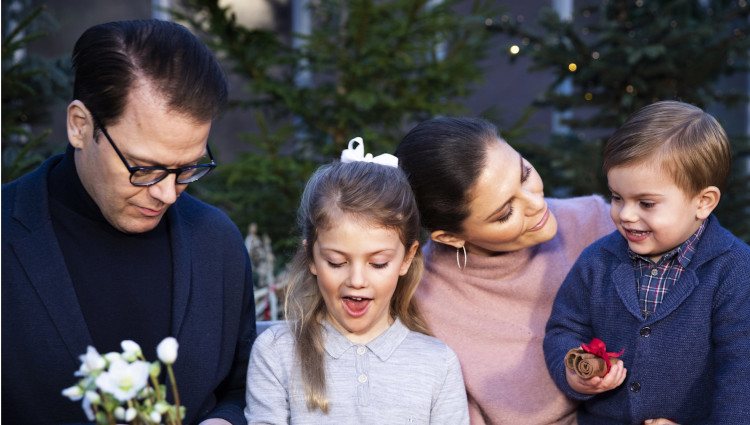 Los Príncipes Victoria y Daniel de Suecia junto a sus dos hijos haciendo adornos navideños