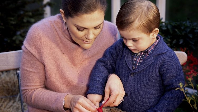 Victoria de Suecia junto a su hijo el Príncipe Oscar haciendo adornos navideños