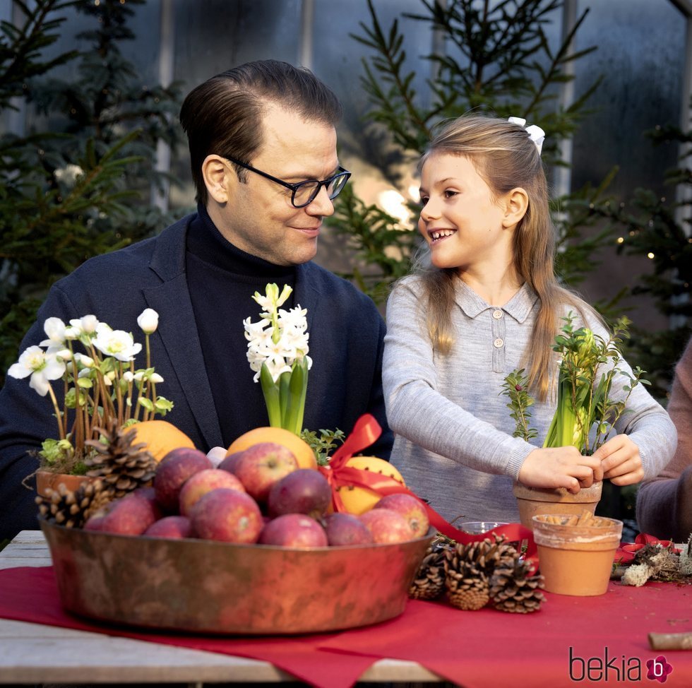 El Príncipe Daniel de Suecia junto a su hija la Princesa Estela haciendo adornos navideños