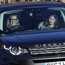 Sophie Rhys Jones y Lady Louise Mountbatten Windsor en el almuerzo navideño en Buckingham Palace 2018