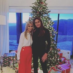 Caitlyn Jenner y Sophia Hutchins posando delante de su árbol de Navidad 2018