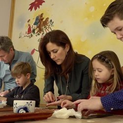 Federico y Mary de Dinamarca junto a sus hijos cocinan galletas de Navidad